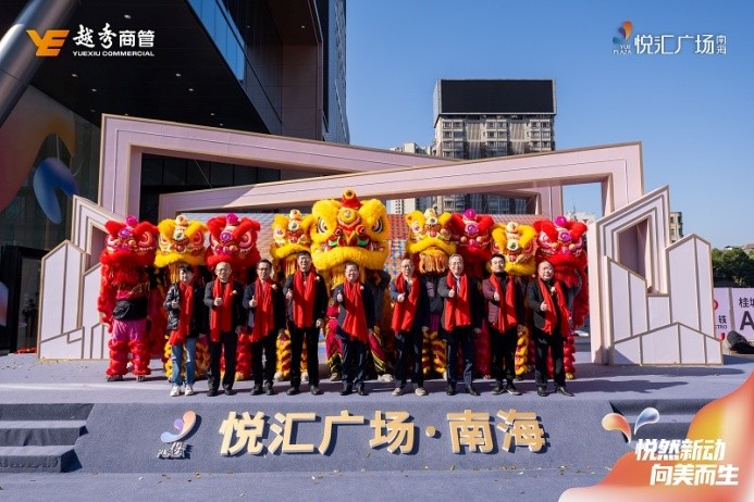悅匯廣場(chǎng)·南海開(kāi)業(yè)首日銷售額超300萬(wàn)，火烈鳥(niǎo)美陳引發(fā)打卡熱潮！