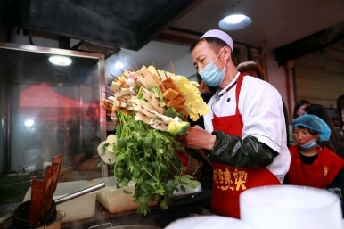 湘下佬老長沙吃貨鋪引領(lǐng)快餐小吃潮流，天水麻辣燙爆火折射消費新趨勢