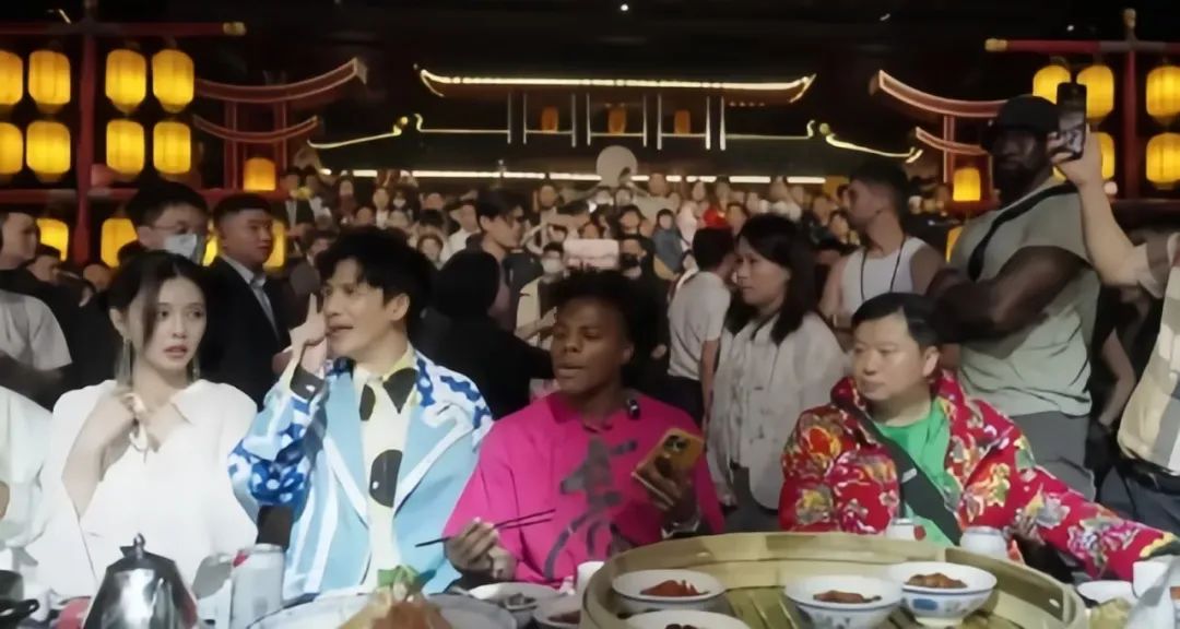 散裝英語撬動億級流量：餐企公關啟示錄|餐飲界