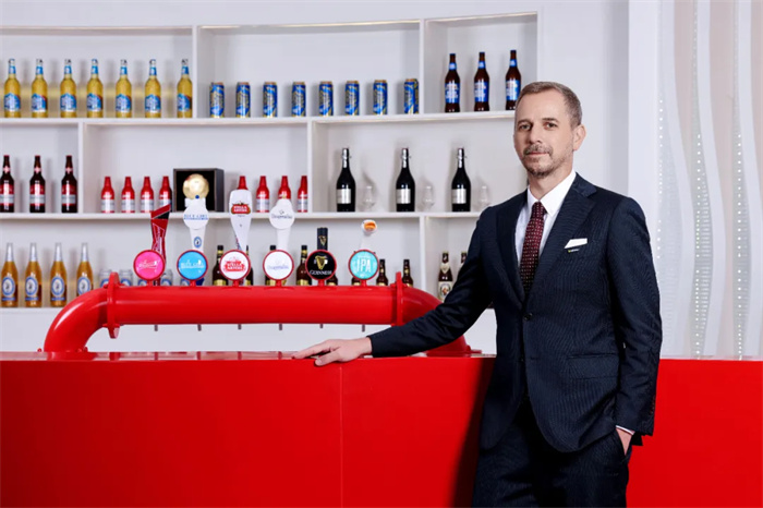 百威中國(guó)新總裁盛錦華“首秀”，高端啤酒巨頭接下來(lái)要怎么干？|餐飲界