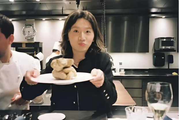 好利來(lái)“千金”上熱搜！現(xiàn)在的餐飲老板都去“內(nèi)娛”闖了？