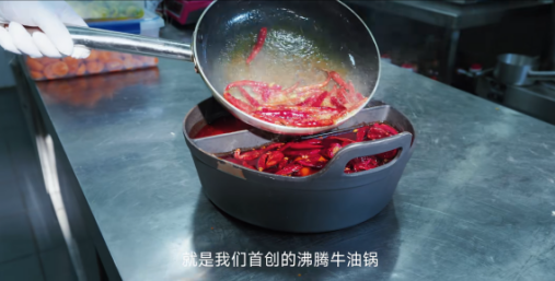 2026開(kāi)年，一鍋“沸騰牛油”刷屏春晚與超級(jí)碗，它揭開(kāi)了火鍋?zhàn)顨埧岬恼嫦?></a></dt>
<dd><a href=