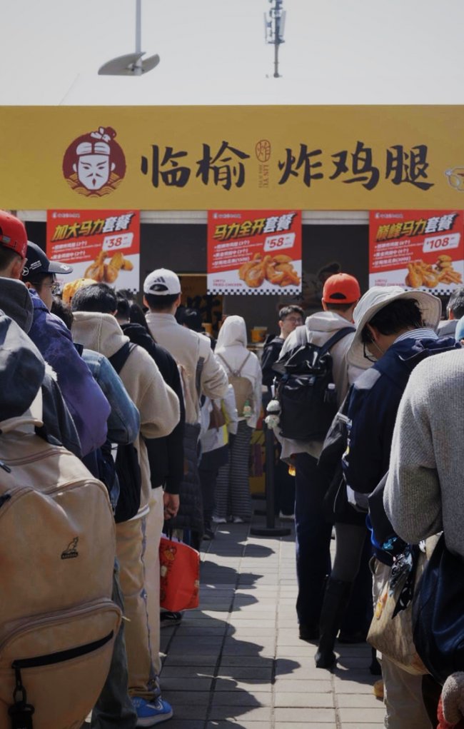 中式美食亮相F1賽場(chǎng)，“最佳觀賽搭子”臨榆炸雞腿三天賣出三萬(wàn)個(gè)雞腿